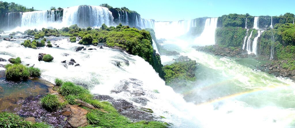 Panorámica de las Cataratas del Iguazú con arcoíris