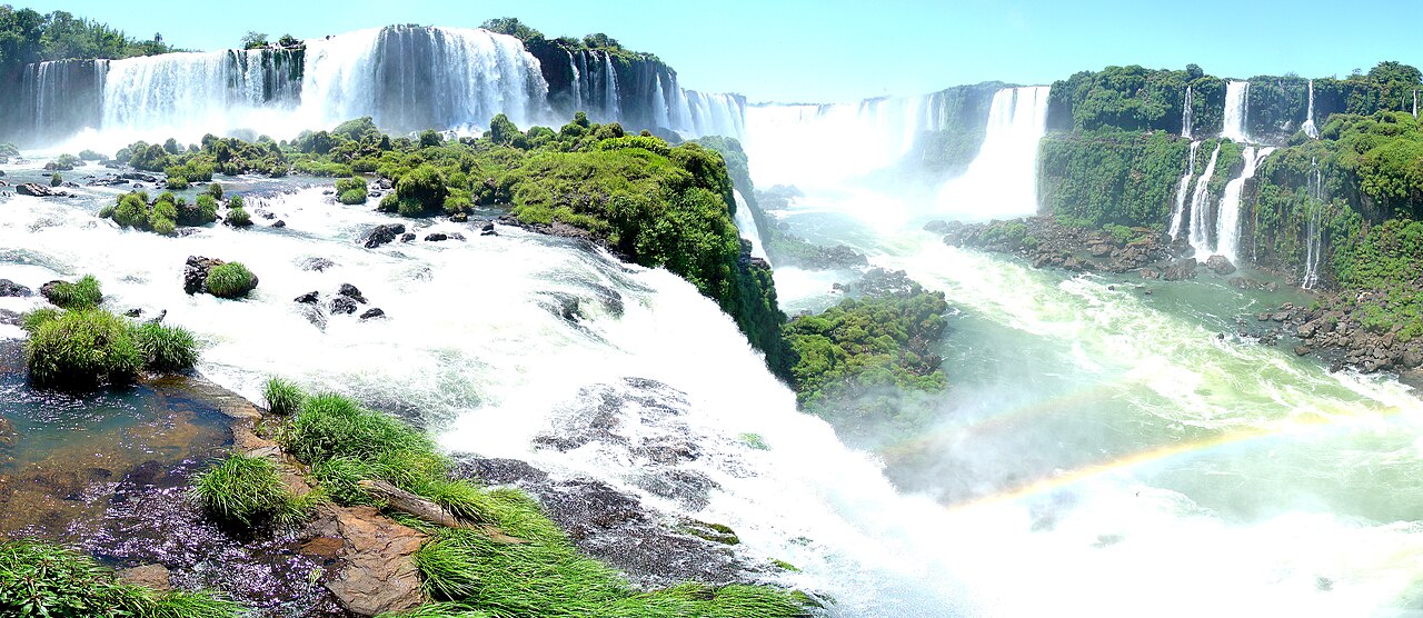 Panorámica de las Cataratas del Iguazú con arcoíris