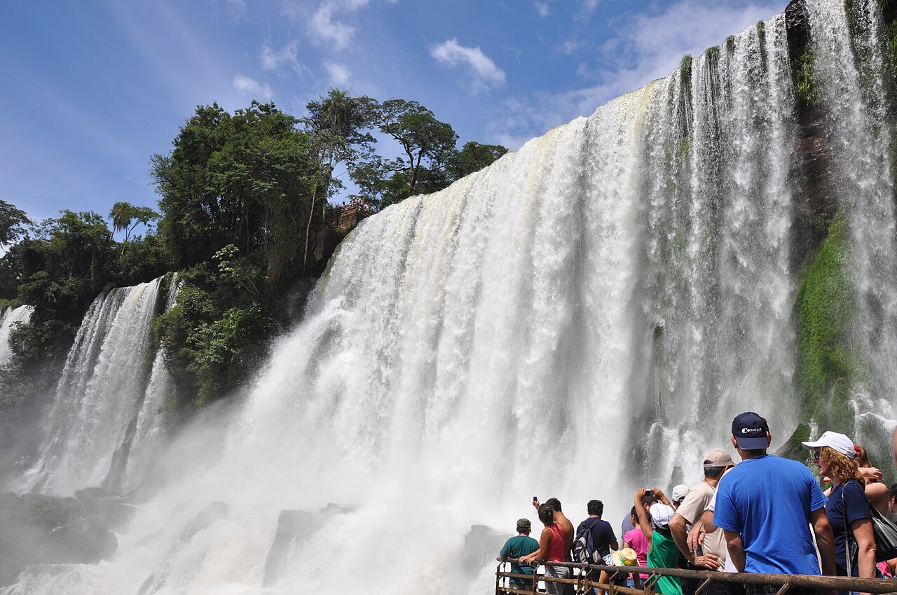 Visitantes en el Circuito Inferior de las Cataratas del Iguazú