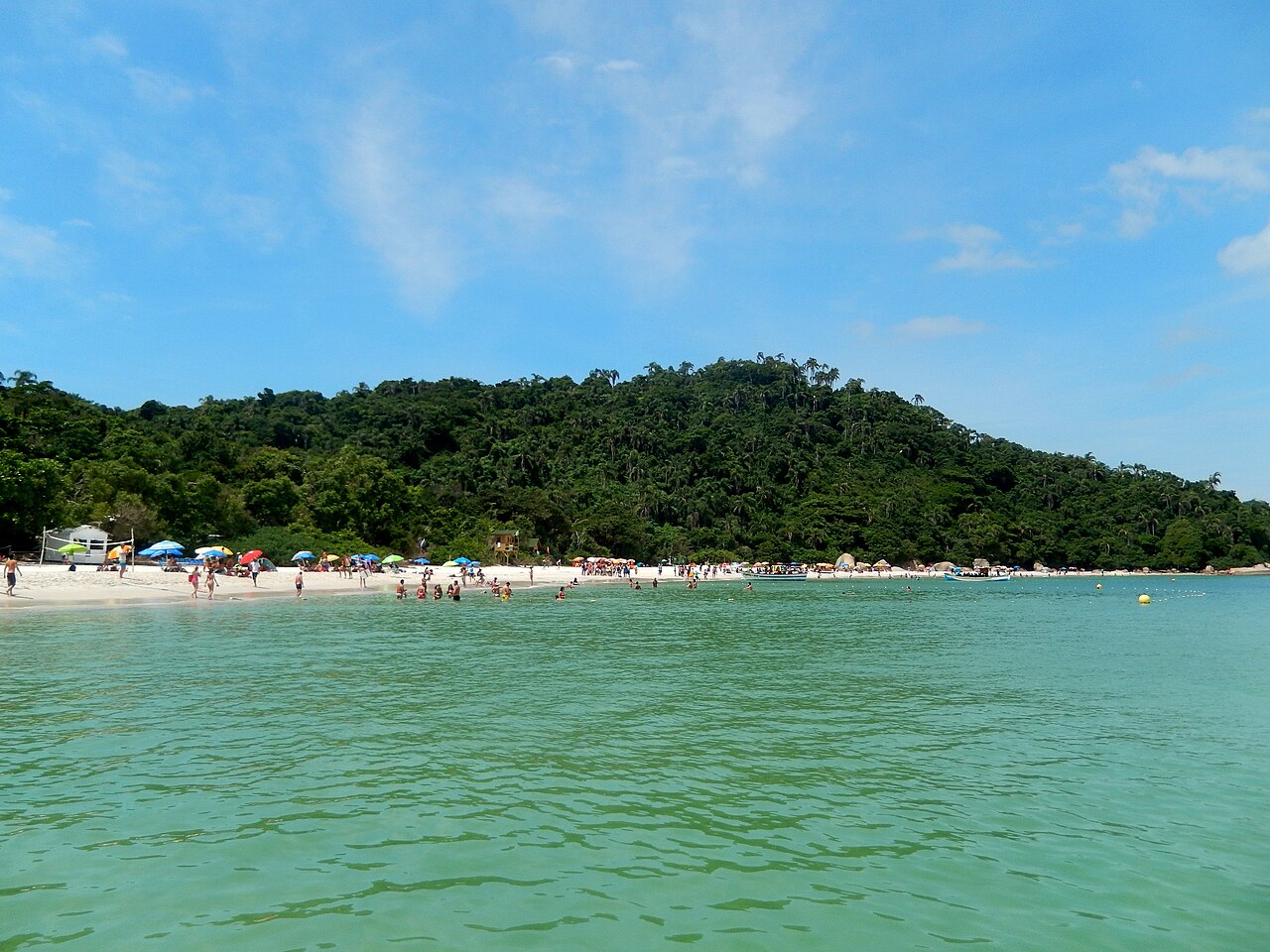 Agua turquesa y vegetación de la Ilha do Campeche