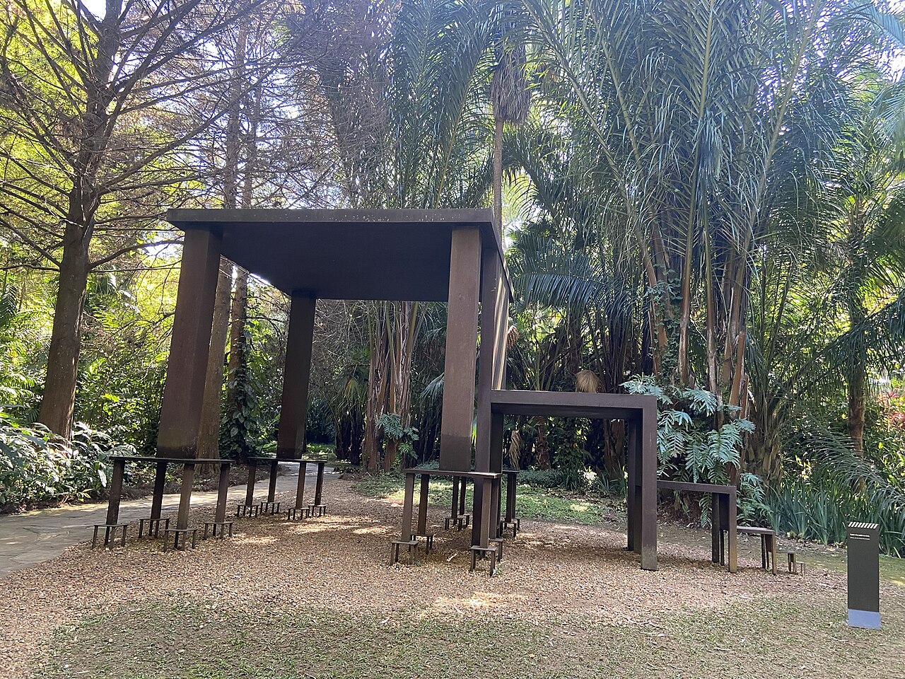 Escultura Inmensa de Cildo Meireles en Inhotim