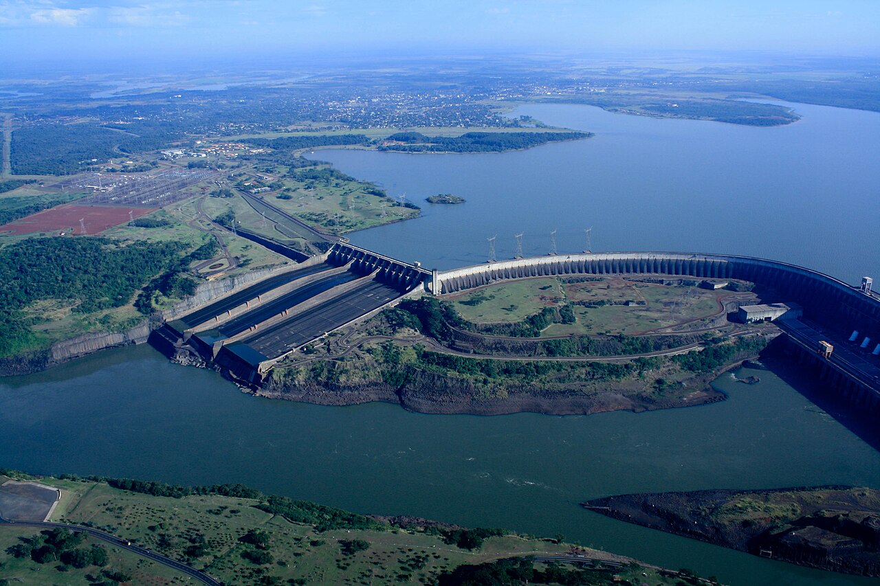 Represa de Itaipu vista desde el aire