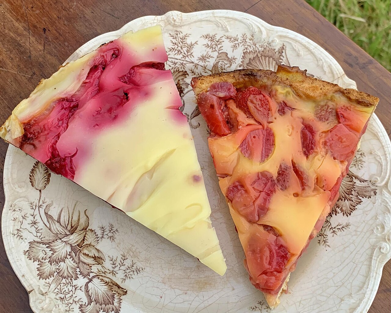 Porciones de kuchen de frutas sobre un plato