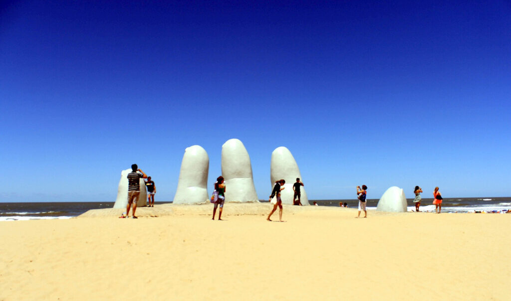 Escultura La Mano en Playa Brava, Punta del Este