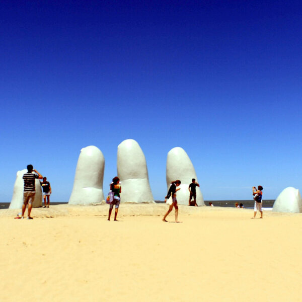 Escultura La Mano en Playa Brava, Punta del Este