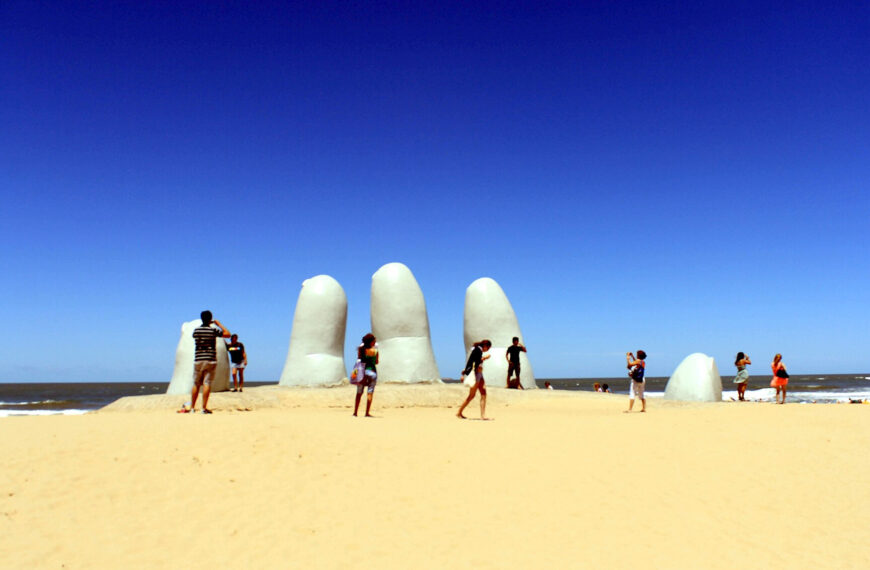 Escultura La Mano en Playa Brava, Punta del Este