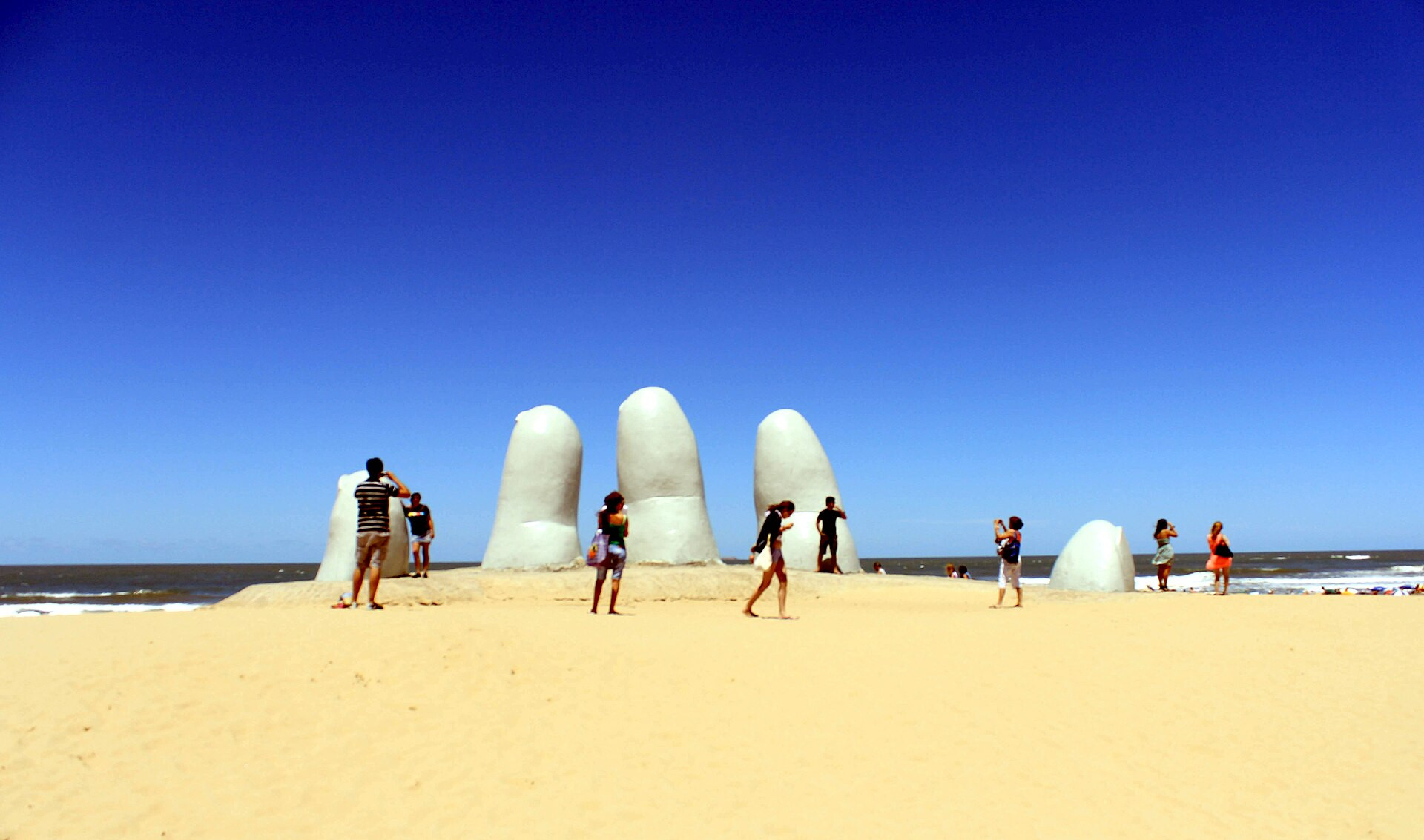Escultura La Mano en Playa Brava, Punta del Este