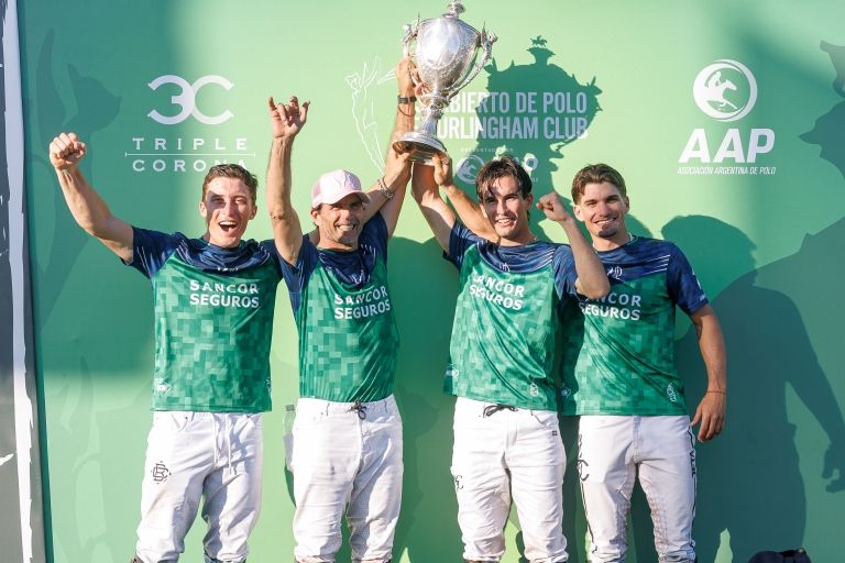 Los cuatro jugadores de La Natividad La Dolfina levantan la Ayrshire Cup en Hurlingham