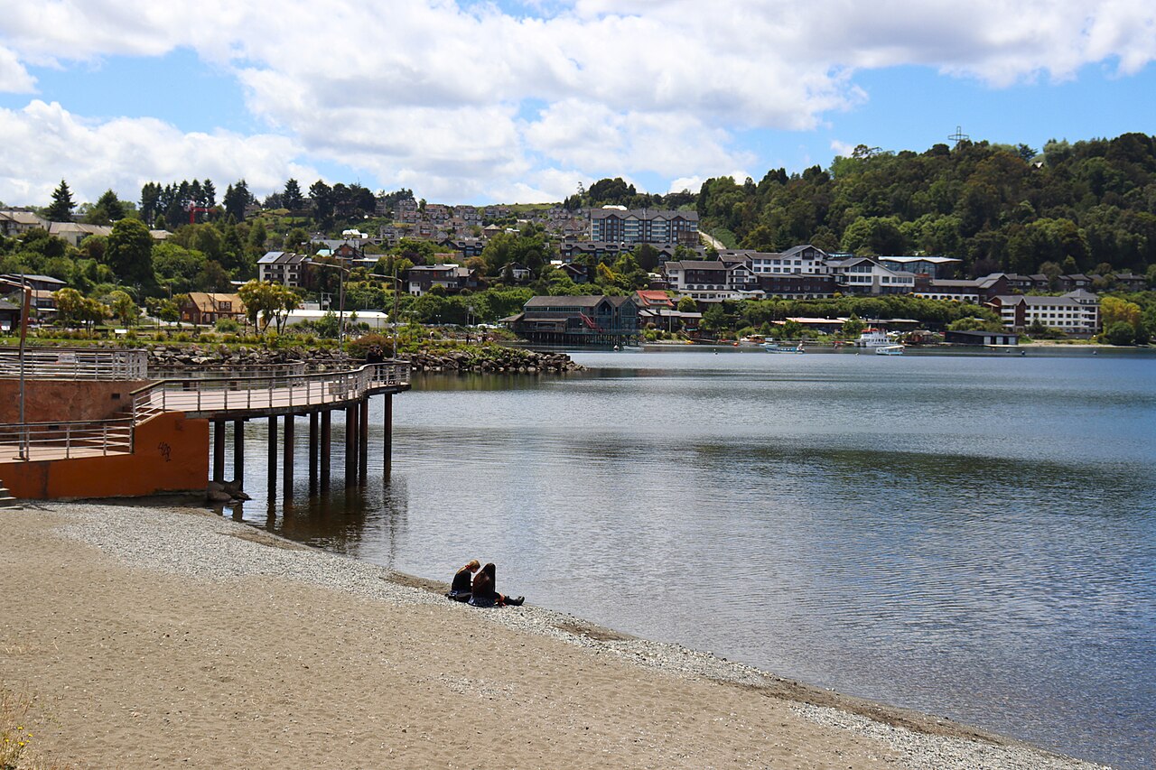 Vista de Puerto Varas y su costa sobre el lago Llanquihue