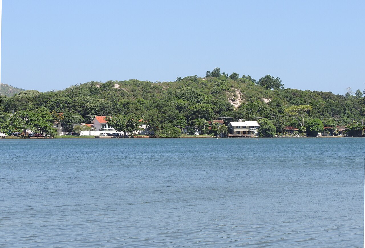 Lagoa da Conceição con morros verdes y agua calma