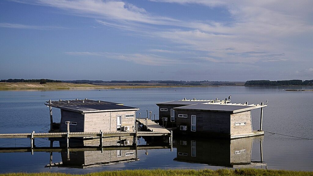 Casas de madera sobre el agua en la Laguna Garzón bajo cielo azul