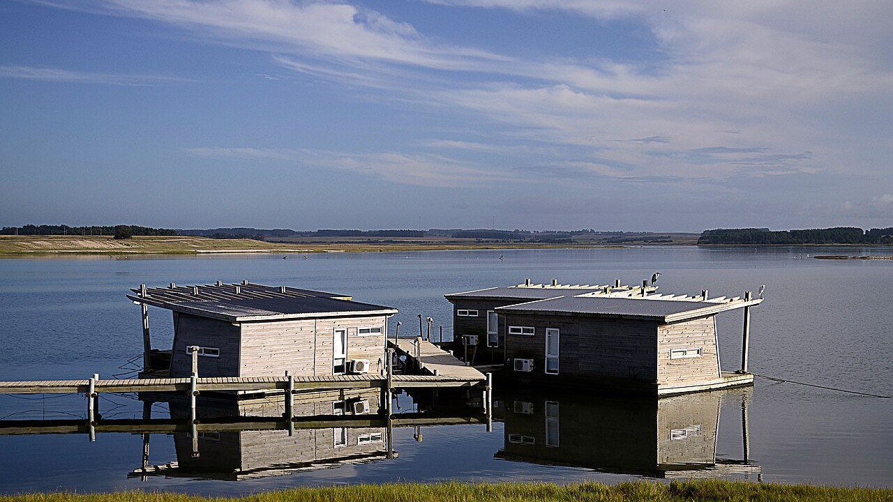 Casas de madera sobre el agua en la Laguna Garzón bajo cielo azul