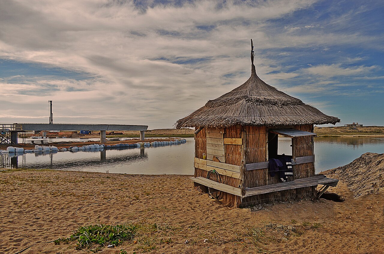 Cabaña de madera junto a la orilla de la Laguna Garzón