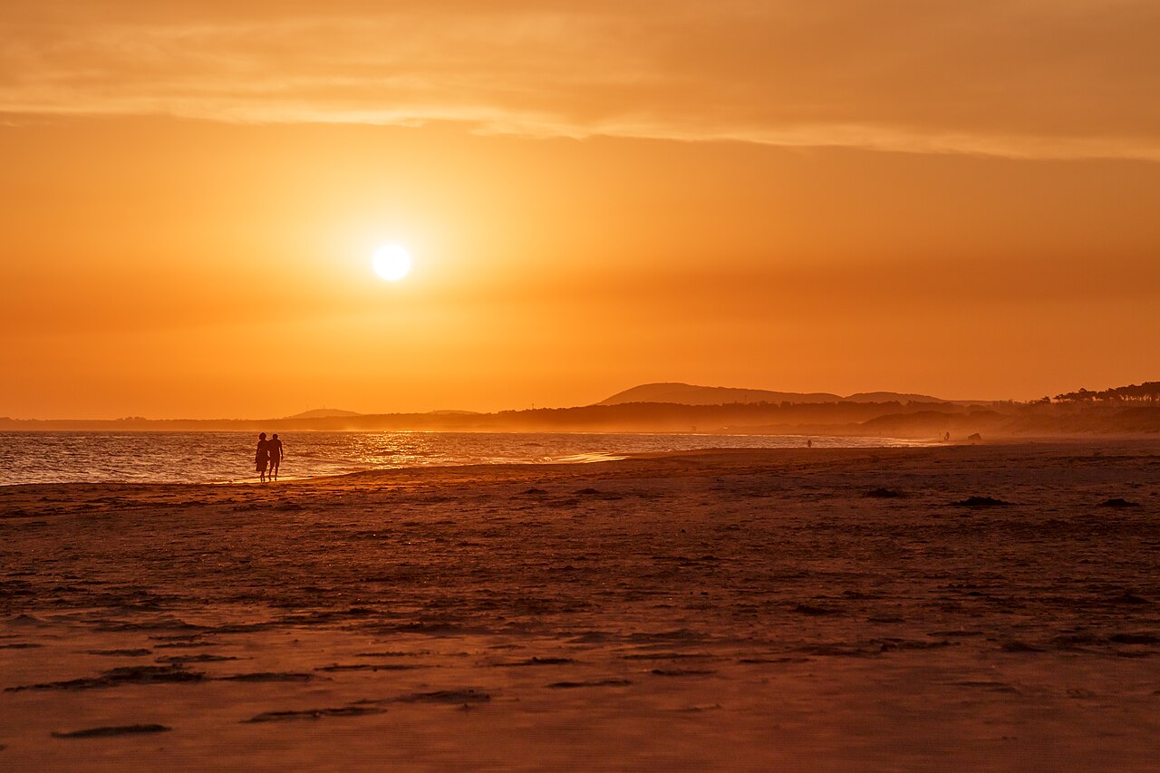 Atardecer anaranjado junto a la laguna José Ignacio