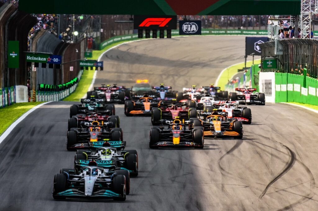 Monoplazas de Fórmula 1 en la largada del circuito de Interlagos, São Paulo