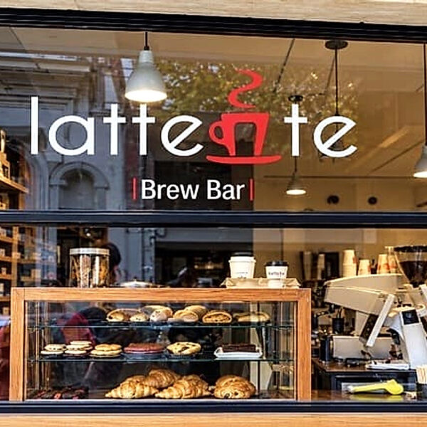 Fachada vidriada de LATTEnte Brew Bar en Buenos Aires