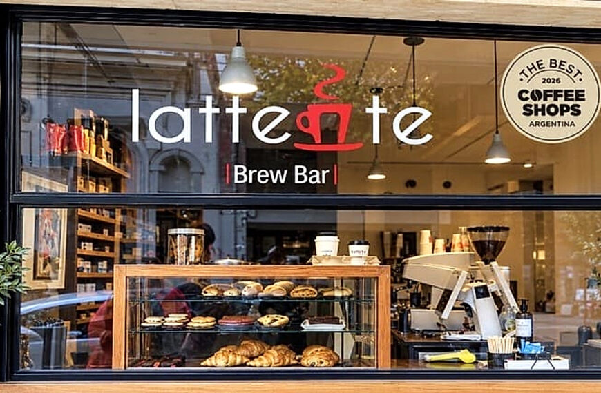 Fachada vidriada de LATTEnte Brew Bar en Buenos Aires
