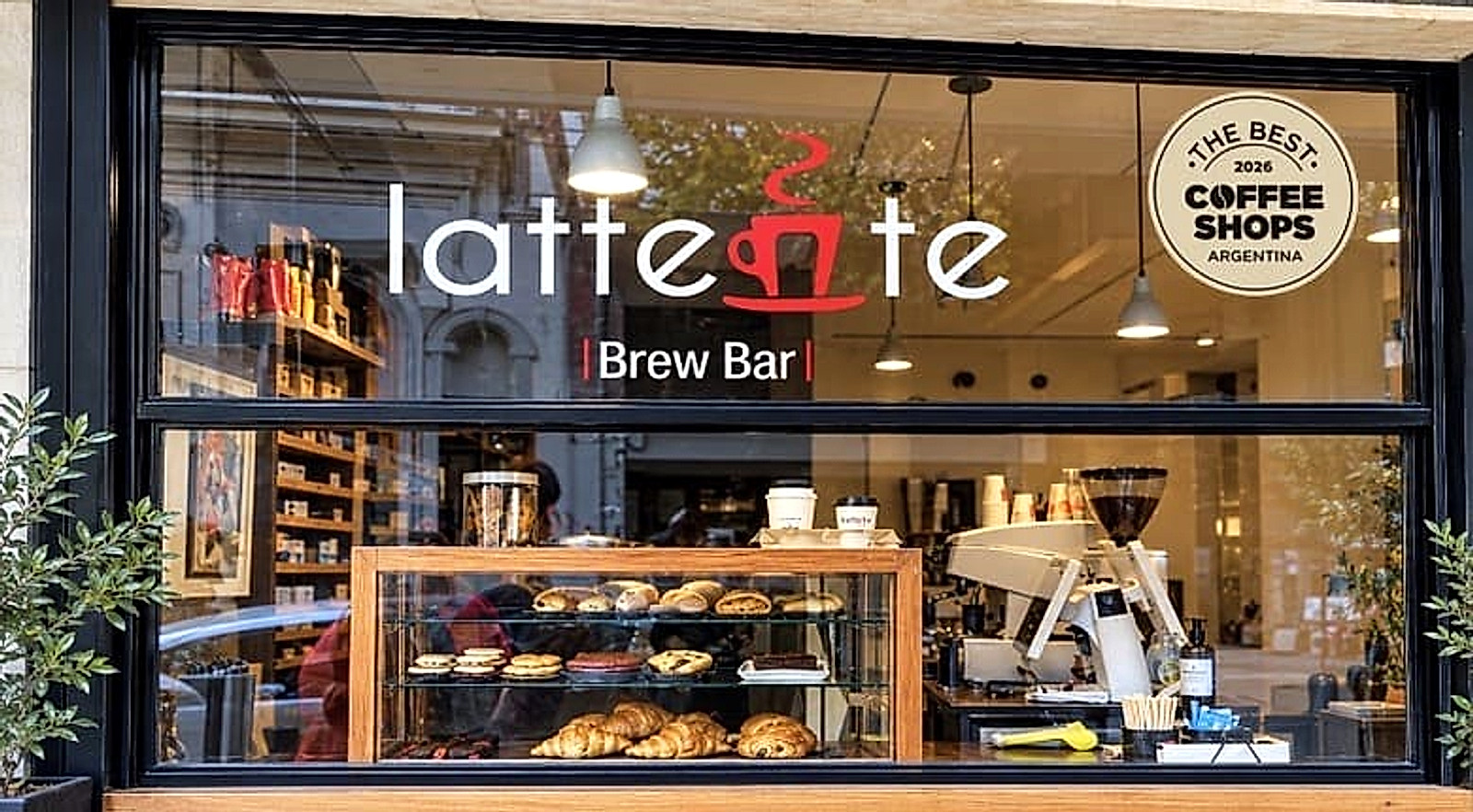 Fachada vidriada de LATTEnte Brew Bar en Buenos Aires