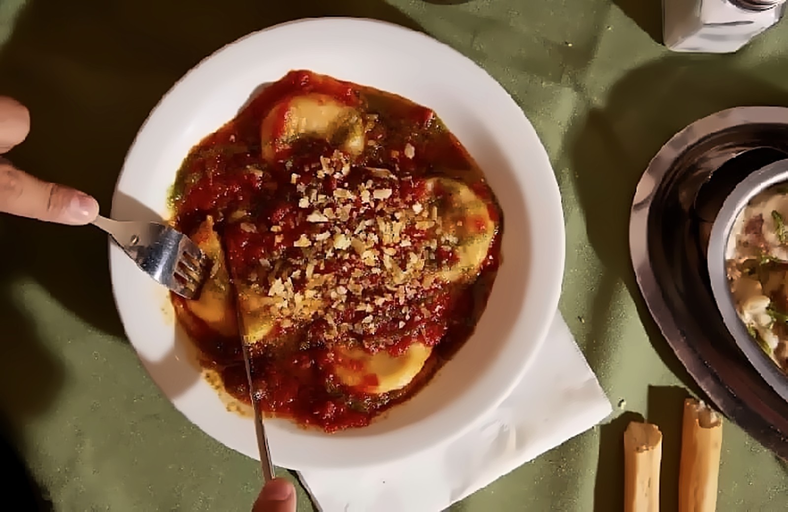 Plato de raviolones con salsa de tomate en Lisboa Cantina