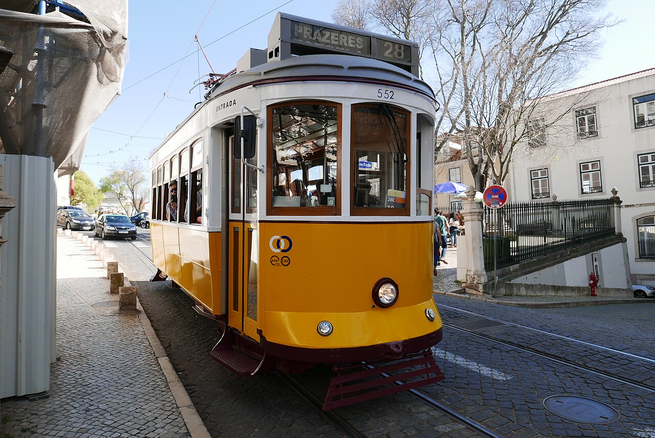 Tranvía amarillo de la línea 28 en una calle de Lisboa