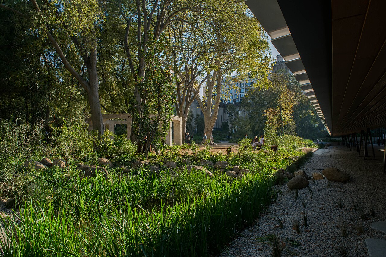 Engawa del Centro de Arte Moderno Gulbenkian diseñado por Kengo Kuma junto al jardín