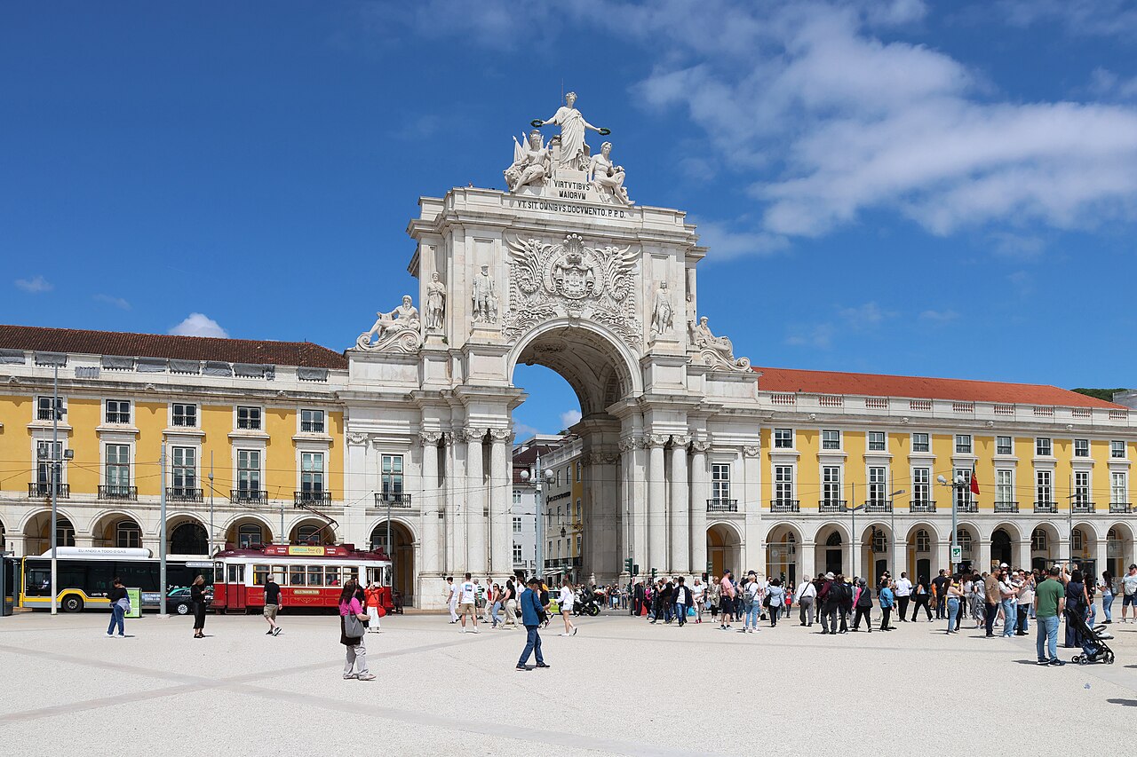 Praça do Comércio y el Arco Triunfal de la Rua Augusta en Lisboa bajo cielo azul