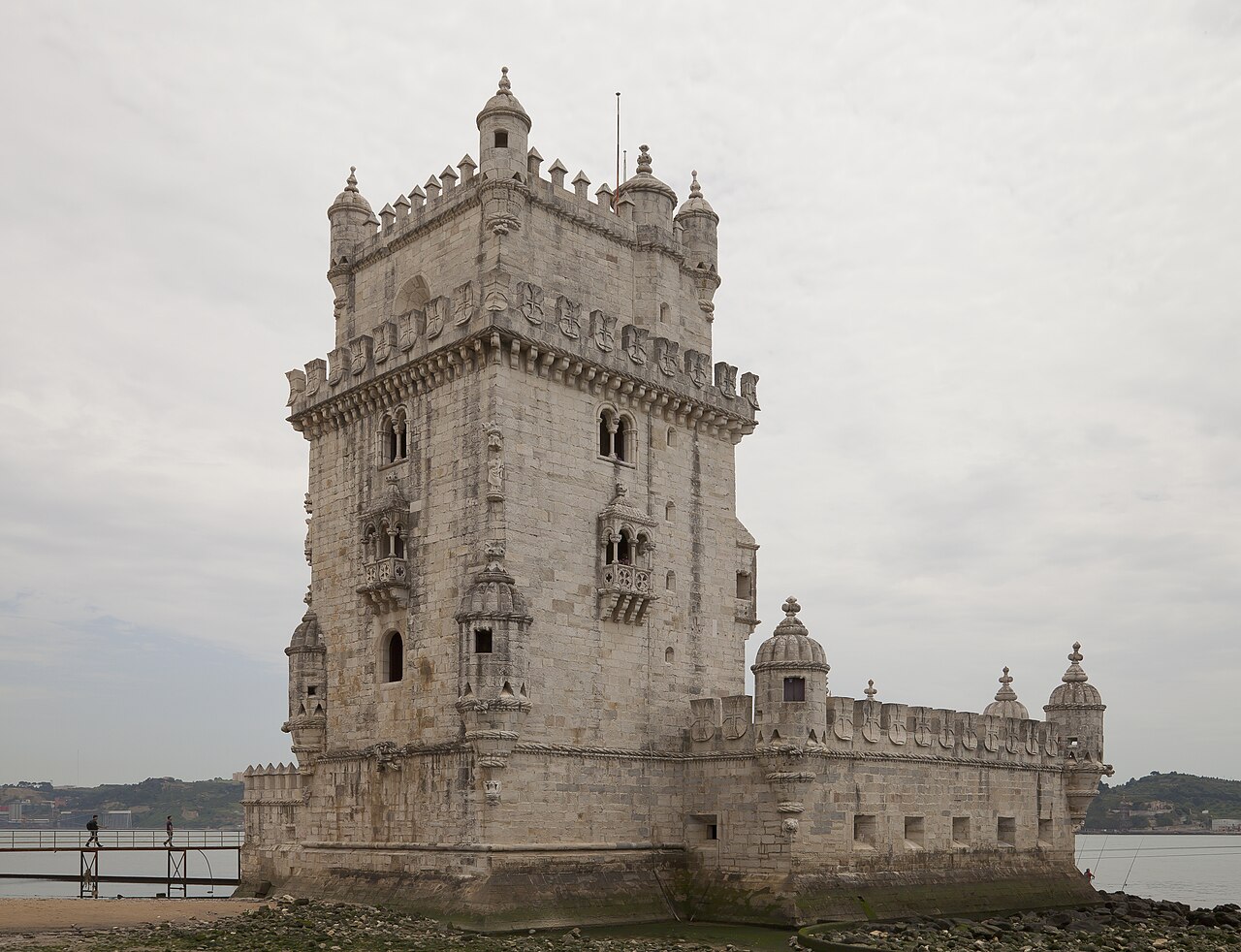 Torre de Belém a orillas del Tajo en Lisboa