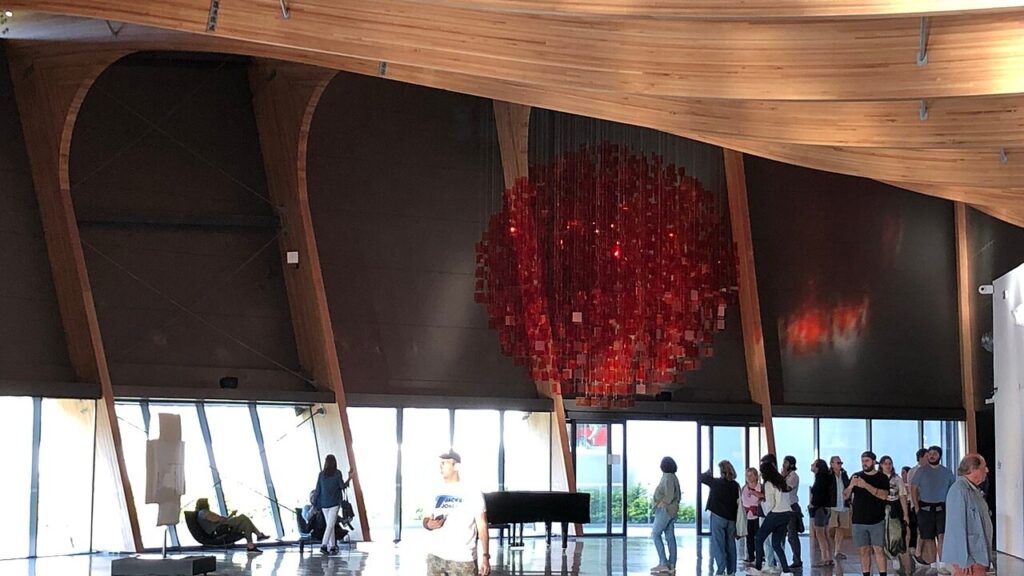 Interior del Museo de Arte Contemporáneo Atchugarry con estructura de madera y escultura roja suspendida