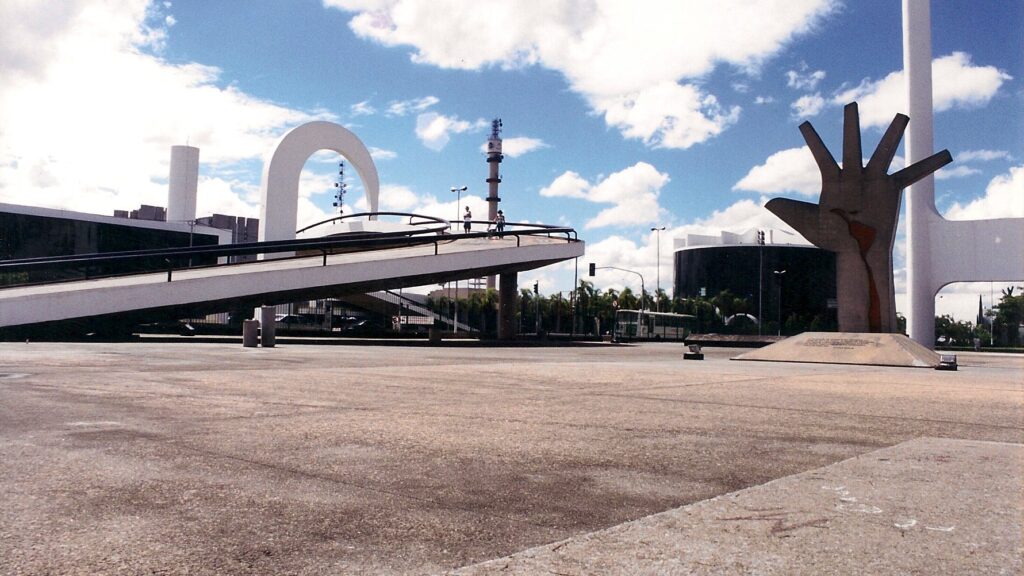 Escultura de la Mano de Niemeyer en el Memorial da América Latina bajo un cielo azul