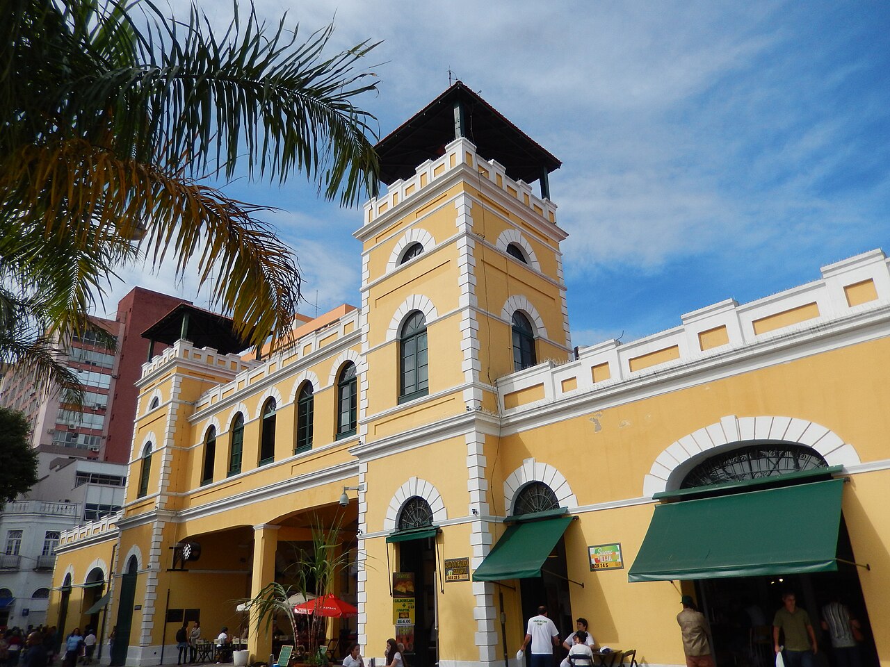 Fachada amarilla del Mercado Público de Florianópolis