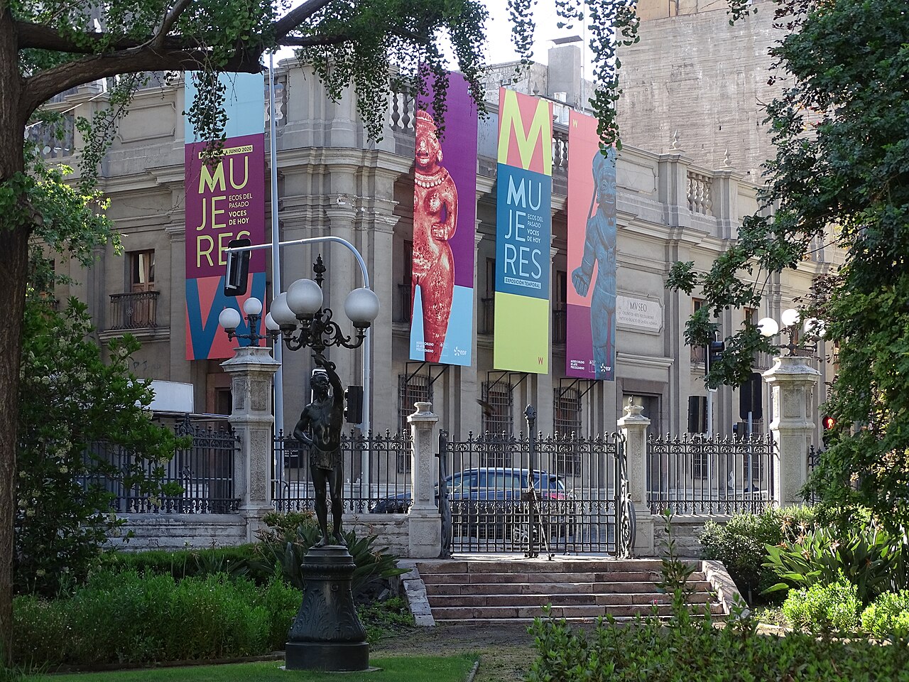 Fachada del Museo Chileno de Arte Precolombino en Santiago
