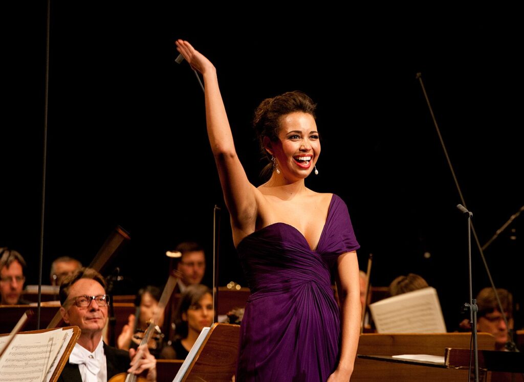 La soprano estadounidense Nadine Sierra, figura del Metropolitan Opera y de la Scala de Milán