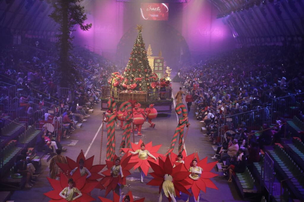 Carrozas y bailarines del Grande Desfile de Natal frente al público en Gramado