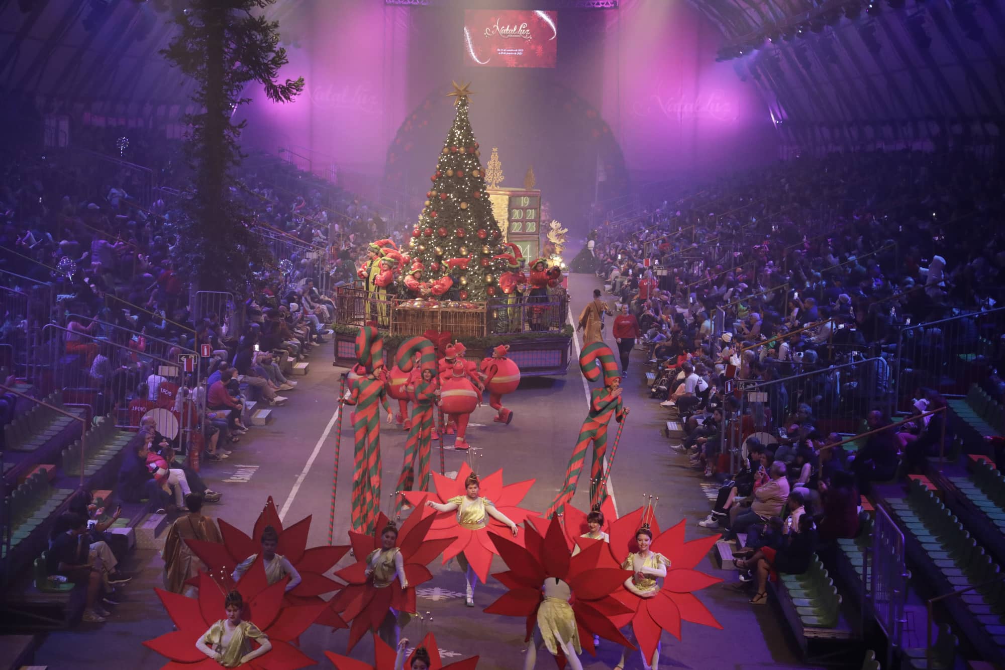 Carrozas y bailarines del Grande Desfile de Natal frente al público en Gramado