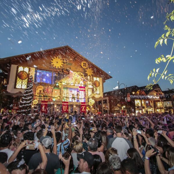 Edificio iluminado con luces navideñas y multitud de público en Gramado