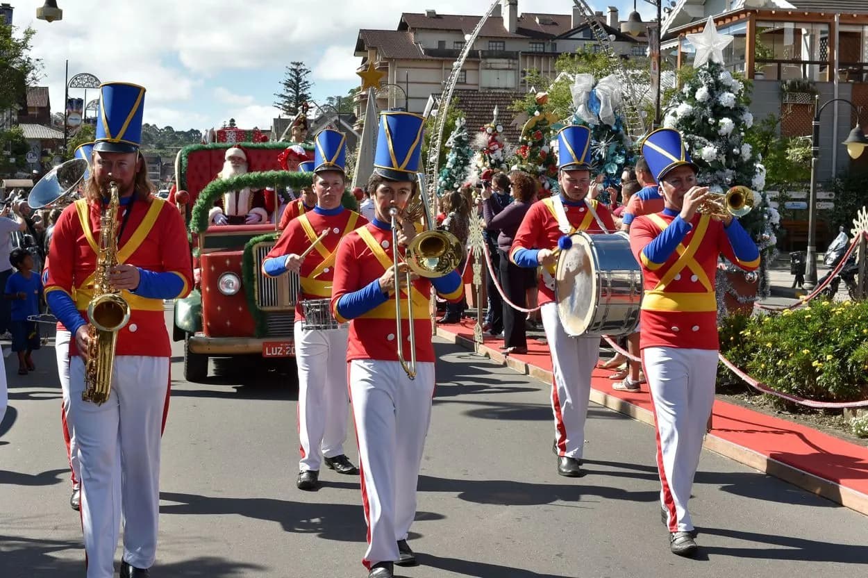 Banda de soldaditos de juguete desfilando por una calle de Gramado