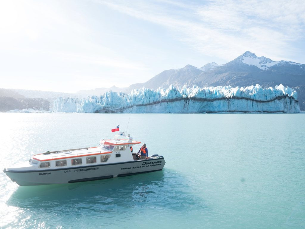 Embarcación turística frente a un glaciar en la zona de Villa O’Higgins, Aysén