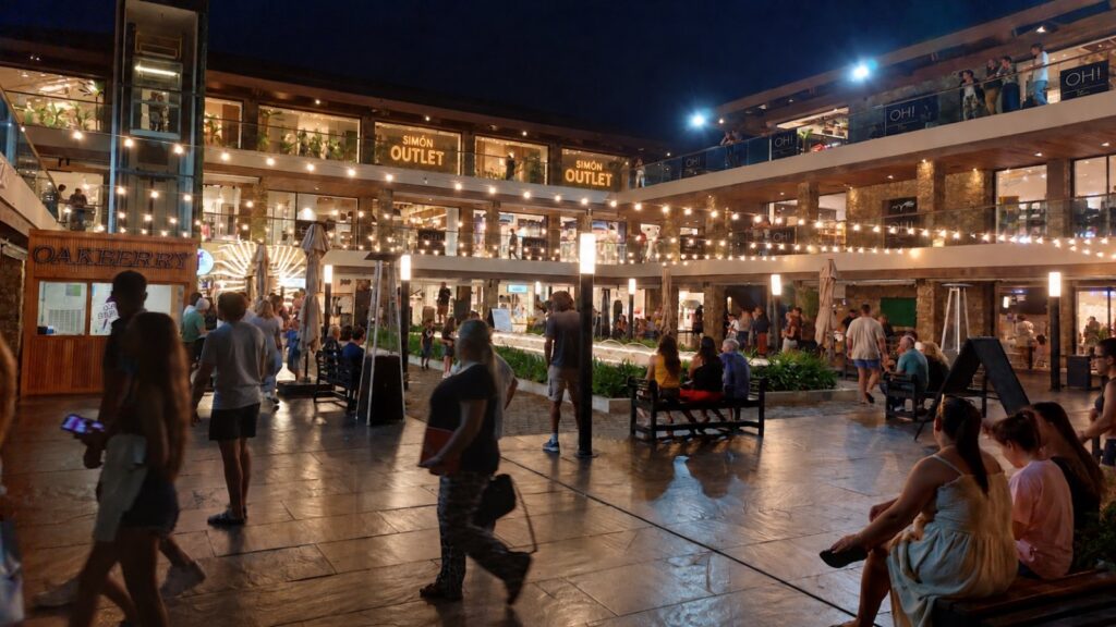 La plaza central de Oh! La Barra en una noche de verano