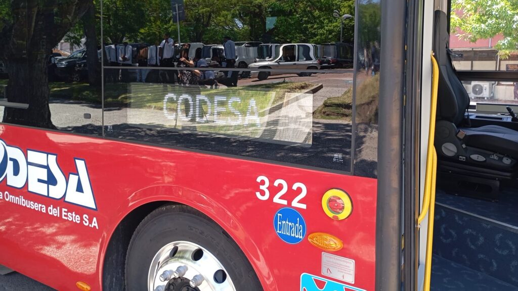 Ómnibus eléctrico rojo de CODESA con la puerta abierta