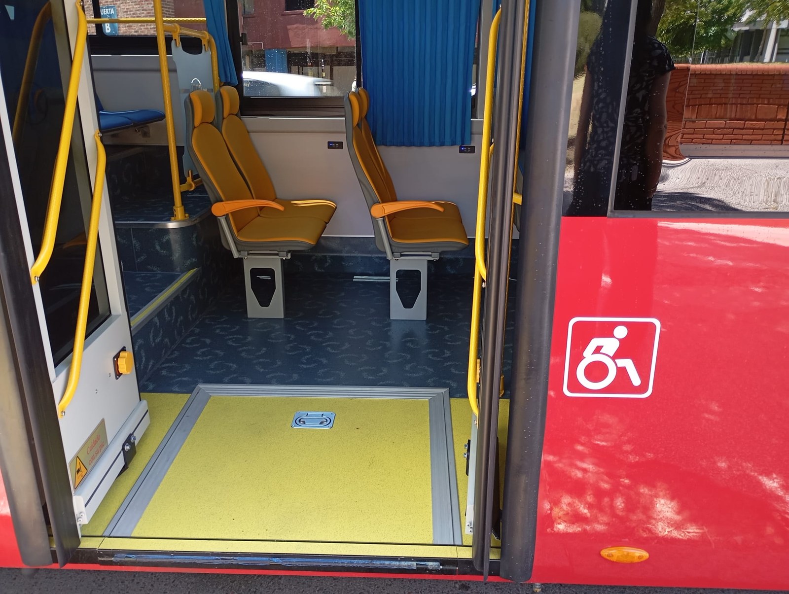Interior de ómnibus eléctrico con piso bajo y área reservada para sillas de ruedas