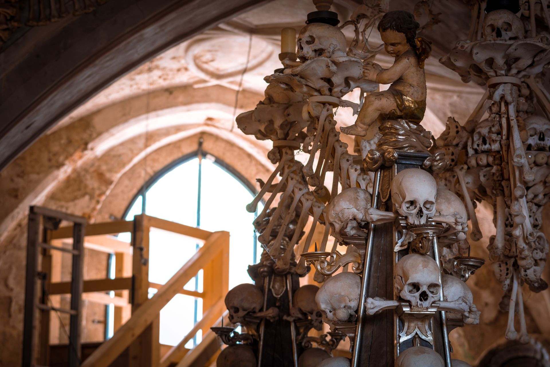 Detalle de la decoración con huesos del Osario de Sedlec