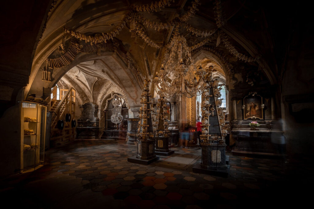 Interior gótico del Osario de Sedlec en Kutná Hora, República Checa
