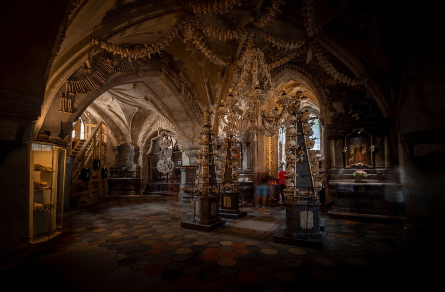 Interior gótico del Osario de Sedlec en Kutná Hora, República Checa