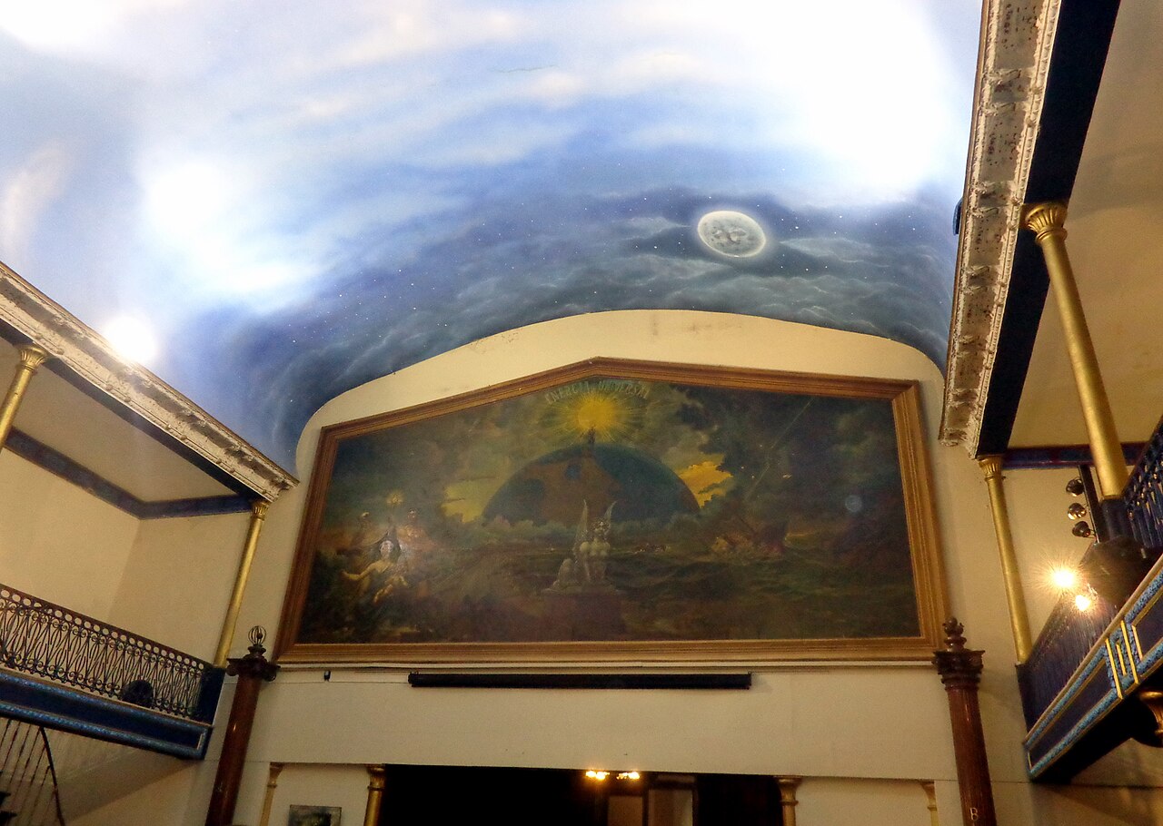 Interior del Gran Templo del Palacio Cangallo en Buenos Aires con su mural y cielo pintado