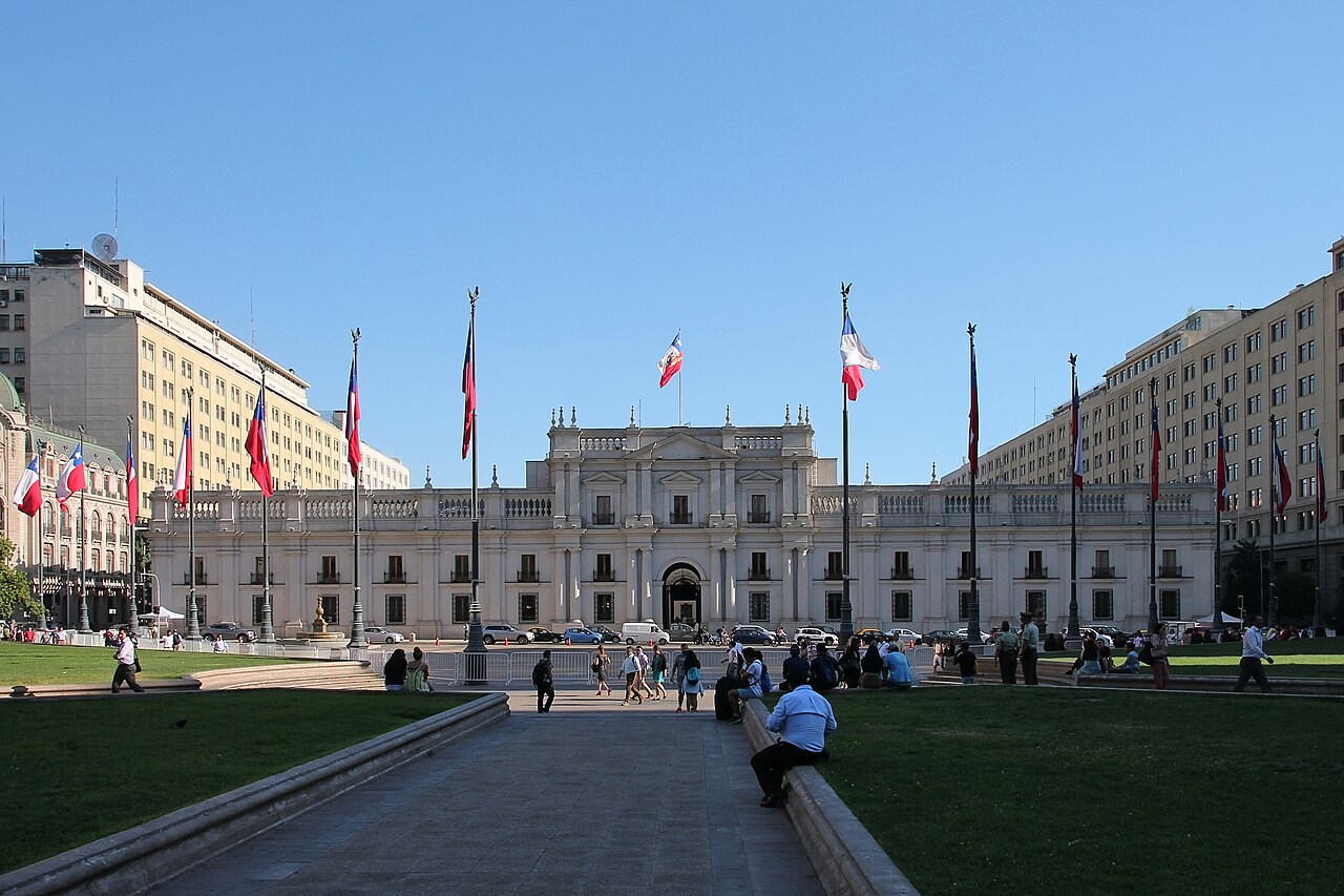 Fachada del Palacio de La Moneda con banderas chilenas