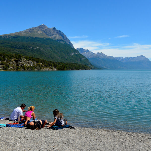 Visitantes a orillas de un lago en el Parque Nacional Tierra del Fuego