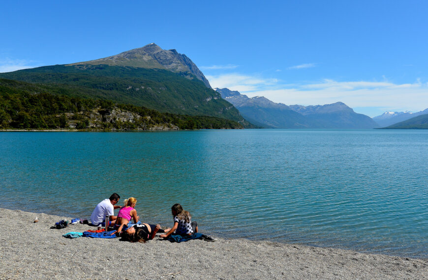 Visitantes a orillas de un lago en el Parque Nacional Tierra del Fuego