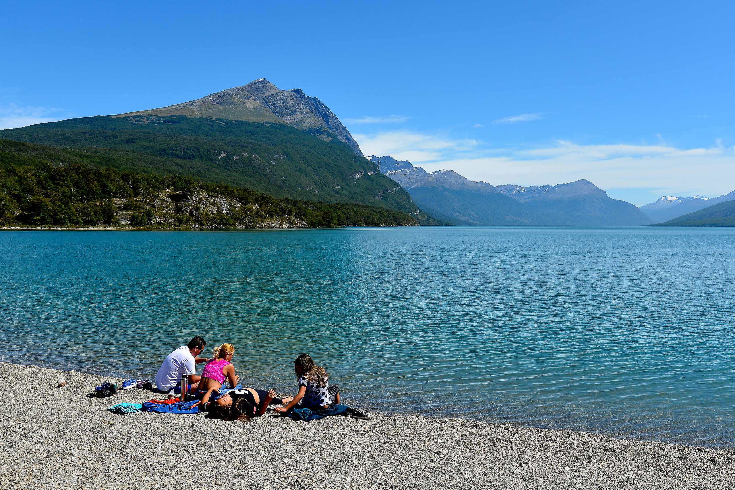 Visitantes a orillas de un lago en el Parque Nacional Tierra del Fuego