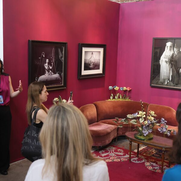 Visitantes recorren un stand de fotografía en Pinta BAphoto, en La Rural