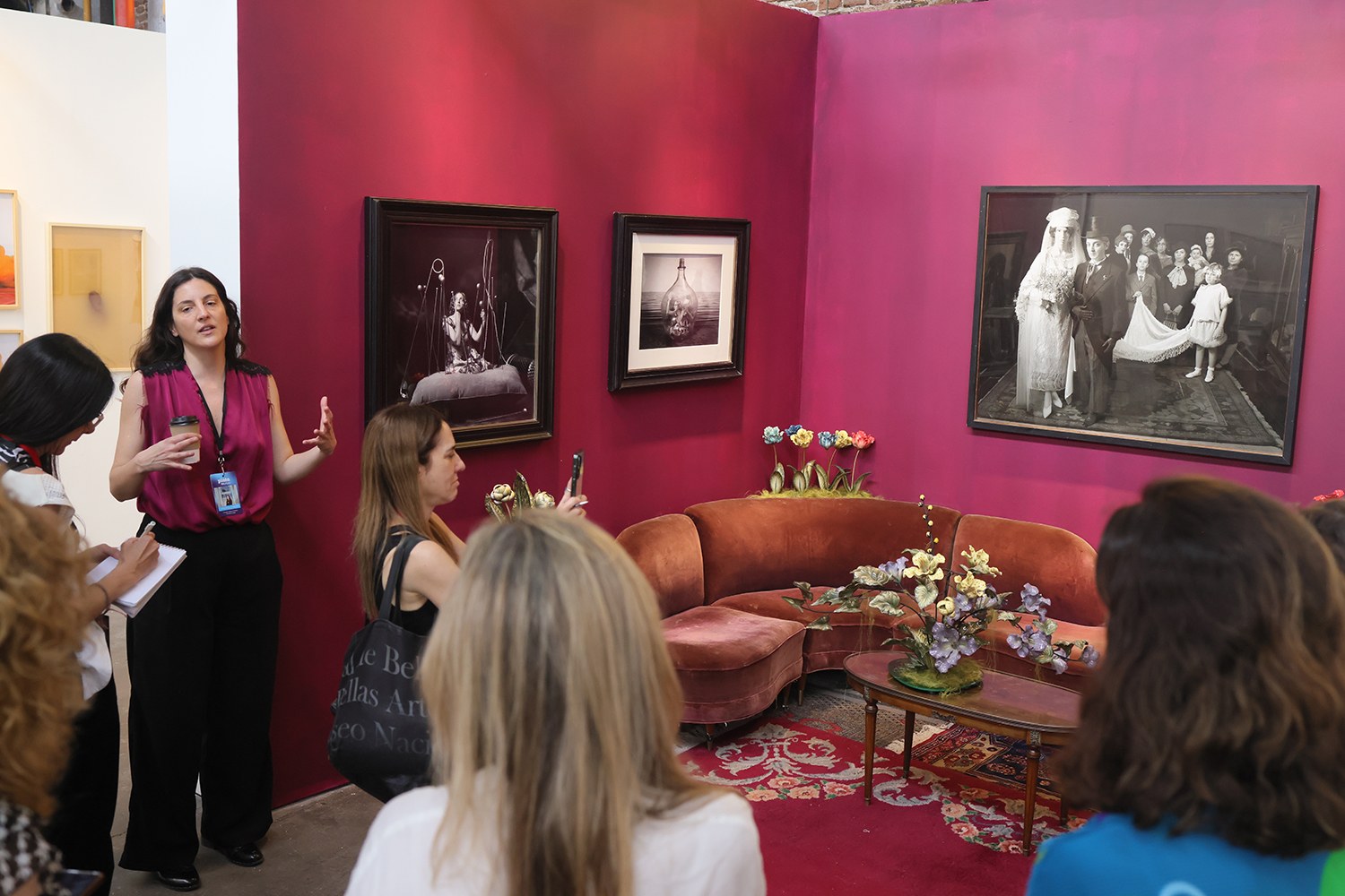 Visitantes recorren un stand de fotografía en Pinta BAphoto, en La Rural